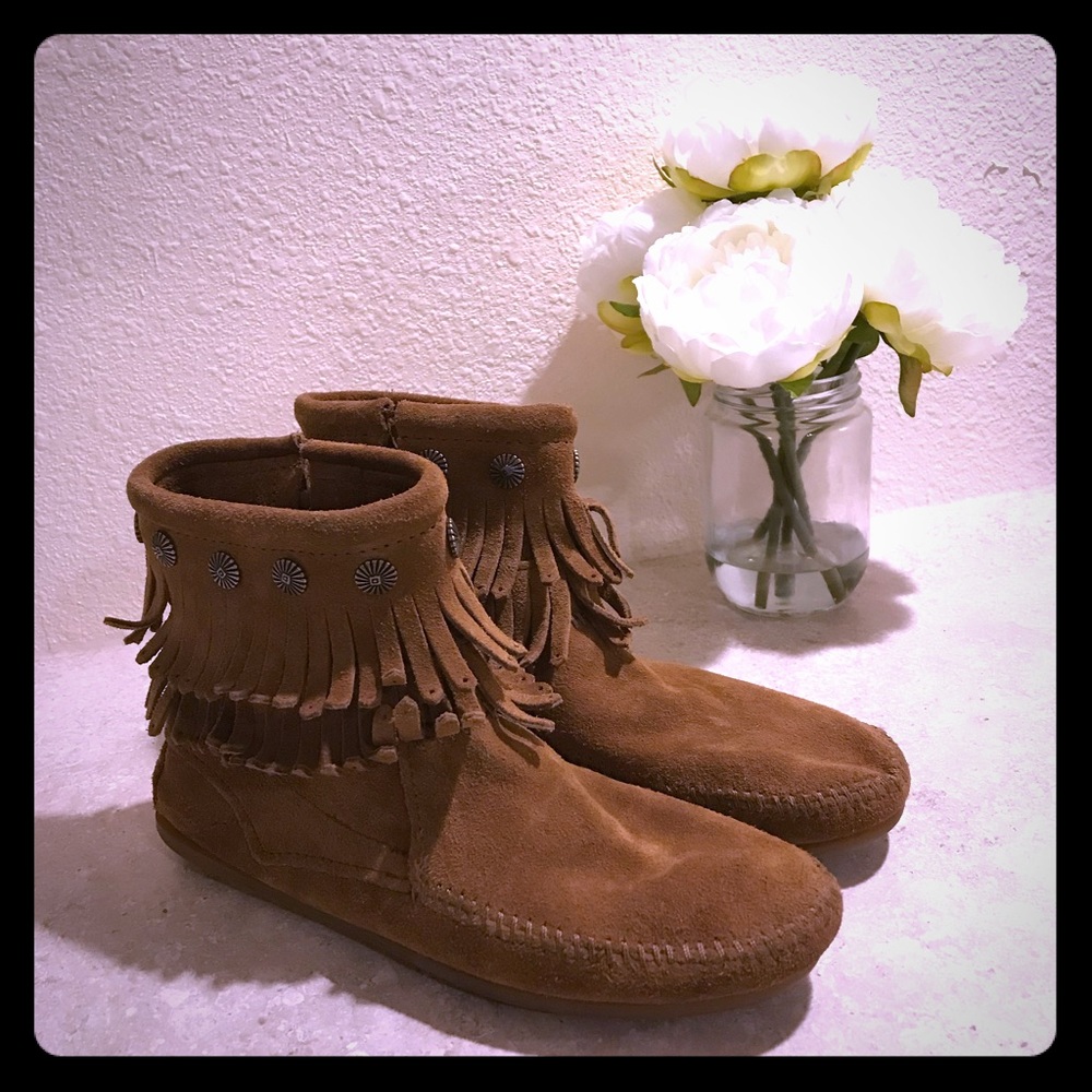 Minnetonka ankle boots / moccasins size 6